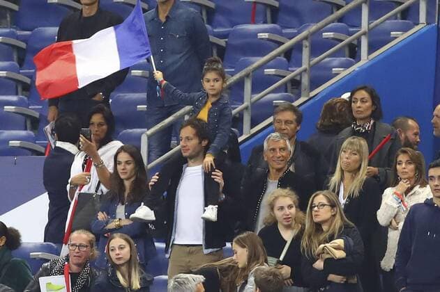 Vianney et sa compagne Catherine Robert avec une enfant Nagui avec sa femme Melanie Page et Claude Deschamps FOOTBALL : France vs Andorre - Match de Qualifications EURO 2020 - 10 09 2019 GwendolineLeGoff Panoramic 
