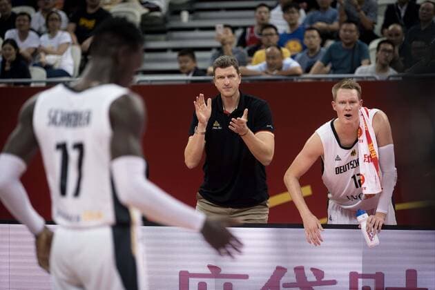 Basketball Shanghai 09.09.2019 FIBA Basketball Weltmeisterschaften World Cup WM Weltmeisterschaft Deutschland (GER) - Kanada (CAN) Patrick Femerling (Deutschland, Assistenztrainer) Robin Benzing (Deutschland, No.12) Dennis Schröder Schroeder (Deutschland, No.17) Schröder Schroder li.