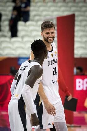 Basketball Shanghai 09.09.2019 FIBA Basketball Weltmeisterschaften World Cup WM Weltmeisterschaft Deutschland (GER) - Kanada (CAN) Maximilian Kleber (Deutschland, No.24) Dennis Schröder Schroeder (Deutschland, No.17) Schröder Schroder Jubel