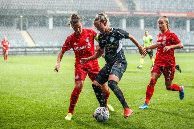190911 Julia Roddar of Göteborg against Melanie Leupolz and Giulia Gwinn of Bayern Munich during the Champions League match between Kopparbergs Göteborg and Bayern Munich on September 11, 2019 in Gothenburg. Photo: Michael Erichsen BILDBYRAN Cop 89 kopparbergs göteborg göteborg bayern munich bayern münchen bbeng champions league womens dam football fotboll soccer Copyright: MICHAELxERICHSEN BB190911BB140