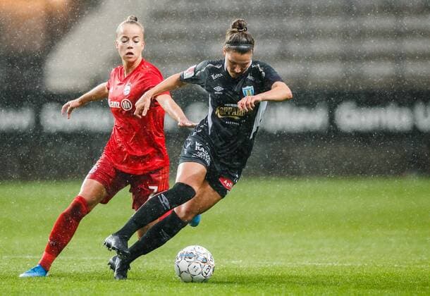 190911 Giulia Gwinn of Bayern Munich and Natalia Kuikka of Göteborg during the Champions League match between Kopparbergs Göteborg and Bayern Munich on September 11, 2019 in Gothenburg. Photo: Michael Erichsen BILDBYRAN Cop 89 kopparbergs göteborg göteborg bayern munich bayern münchen bbeng champions league womens dam football fotboll soccer Copyright: MICHAELxERICHSEN BB190911BB141