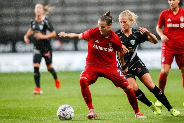 190911 Simone Laudehr of Bayern Munich and Rebecka Blomqvist of Göteborg during the Champions League match between Kopparbergs Göteborg and Bayern Munich on September 11, 2019 in Gothenburg. Photo: Michael Erichsen BILDBYRAN Cop 89 kopparbergs göteborg göteborg bayern munich bayern münchen bbeng champions league womens dam football fotboll soccer Copyright: MICHAELxERICHSEN BB190911BB142