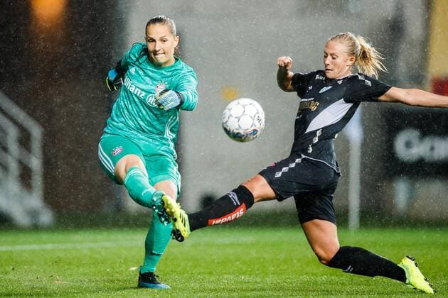 Sport Bilder des Tages 190911 Goalkeeper Laura Benkarth of Bayern Munich and Rebecka Blomqvist of Göteborg during the Champions League match between Kopparbergs Göteborg and Bayern Munich on September 11, 2019 in Gothenburg. Photo: Michael Erichsen BILDBYRAN Cop 89 kopparbergs göteborg göteborg bayern munich bayern münchen bbeng champions league womens dam football fotboll soccer Copyright: MICHAELxERICHSEN BB190911BB150