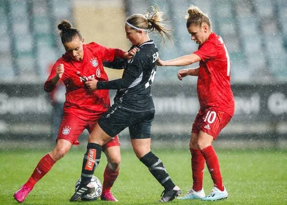 190911 Hanna Andersson of Göteborg against Lina Magull and Linda Dallman of Bayern Munich during the Champions League match between Kopparbergs Göteborg and Bayern Munich on September 11, 2019 in Gothenburg. Photo: Michael Erichsen BILDBYRAN Cop 89 kopparbergs göteborg göteborg bayern munich bayern münchen bbeng champions league womens dam football fotboll soccer Copyright: MICHAELxERICHSEN BB190911BB152