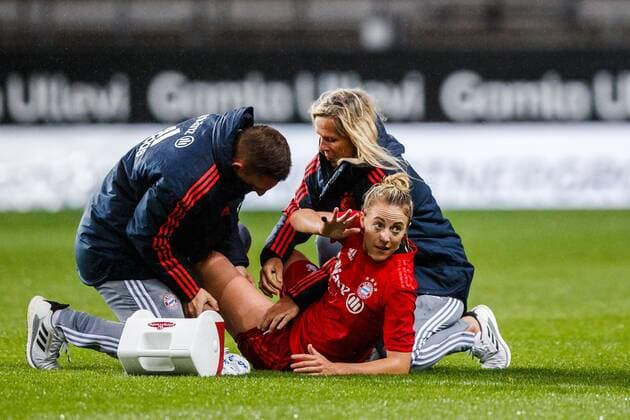 190911 Carolin Simon of Bayern Munich receives medical treatment during the Champions League match between Kopparbergs Göteborg and Bayern Munich on September 11, 2019 in Gothenburg. Photo: Michael Erichsen BILDBYRAN Cop 89 kopparbergs göteborg göteborg bayern munich bayern münchen bbeng champions league womens dam football fotboll soccer skada depp Copyright: MICHAELxERICHSEN BB190911BB156
