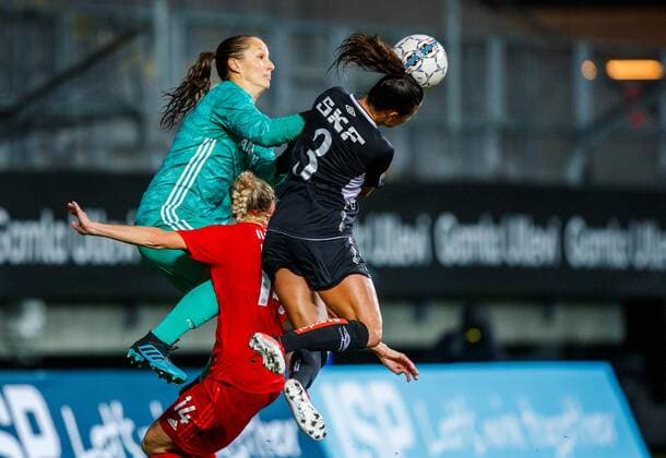 Sport Bilder des Tages 190911 Amanda Ilestedt and goalkeeper Laura Benkarth of Bayern Munich against Beata Kollmats of Göteborg during the Champions League match between Kopparbergs Göteborg and Bayern Munich on September 11, 2019 in Gothenburg. Photo: Michael Erichsen BILDBYRAN Cop 89 kopparbergs göteborg göteborg bayern munich bayern münchen bbeng champions league womens dam football fotboll soccer Copyright: MICHAELxERICHSEN BB190911BB165