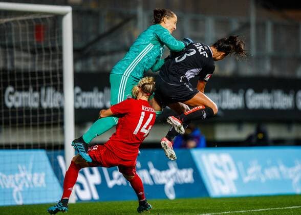 190911 Amanda Ilestedt and goalkeeper Laura Benkarth of Bayern Munich against Beata Kollmats of Göteborg during the Champions League match between Kopparbergs Göteborg and Bayern Munich on September 11, 2019 in Gothenburg. Photo: Michael Erichsen BILDBYRAN Cop 89 kopparbergs göteborg göteborg bayern munich bayern münchen bbeng champions league womens dam football fotboll soccer Copyright: MICHAELxERICHSEN BB190911BB166