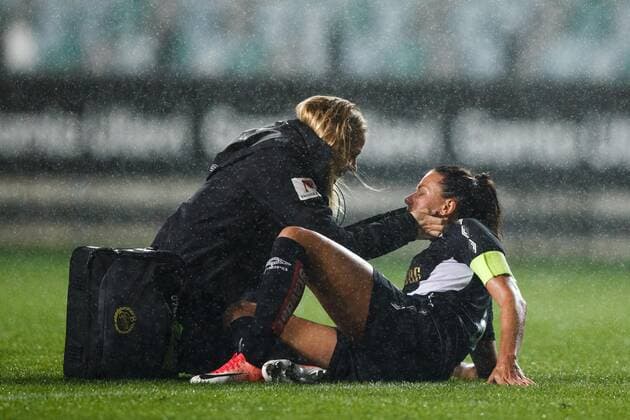 190911 Beata Kollmats of Göteborg receives medical treatment during the Champions League match between Kopparbergs Göteborg and Bayern Munich on September 11, 2019 in Gothenburg. Photo: Michael Erichsen BILDBYRAN Cop 89 kopparbergs göteborg göteborg bayern munich bayern münchen bbeng champions league womens dam football fotboll soccer Copyright: MICHAELxERICHSEN BB190911BB184