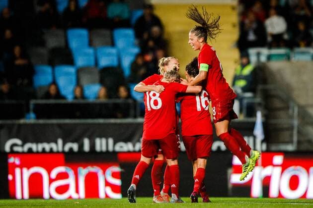 Sport Bilder des Tages 190911 Players of Bayern Munich celebrate the 0-1 goal by Mandy Islacker during the Champions League match between Kopparbergs Göteborg and Bayern Munich on September 11, 2019 in Gothenburg. Photo: Michael Erichsen BILDBYRAN Cop 89 kopparbergs göteborg göteborg bayern munich bayern münchen bbeng champions league womens dam football fotboll soccer Copyright: MICHAELxERICHSEN BB190911BB189