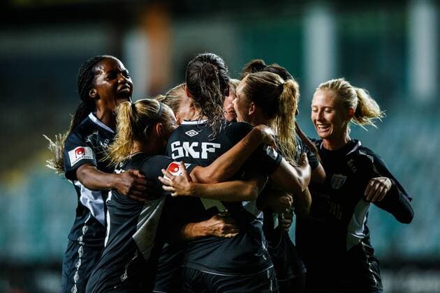 190911 Players of Göteborg celebrate the 1-1 goal by Elin Rubensson of Göteborg during the Champions League match between Kopparbergs Göteborg and Bayern Munich on September 11, 2019 in Gothenburg. Photo: Michael Erichsen BILDBYRAN Cop 89 kopparbergs göteborg göteborg bayern munich bayern münchen bbeng champions league womens dam football fotboll soccer jubel Copyright: MICHAELxERICHSEN BB190911BB198
