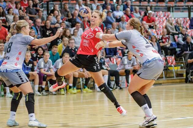 1. Frauen Handball Bundesliga, TSV Bayer 04 Leverkusen - Neckarsulmer SU, Leverkusen, 11.9.2019 Zivile Jurgutyte (TSV Bayer 04 Leverkusen), Seline Ineichen (Neckarsulmer SU) & Birna Berg Haraldsdottir (Neckarsulmer SU), TSV Bayer 04 Leverkusen - Neckarsulmer SU am 11.9.2019 in der Ostermann Arena, Leverkusen Copyright: xBEAUTIFULxSPORTS MarcxJungex