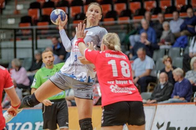 1. Frauen Handball Bundesliga, TSV Bayer 04 Leverkusen - Neckarsulmer SU, Leverkusen, 11.9.2019 Nele Reimer (Neckarsulmer SU), & Hildigunnur Einarsdottir (TSV Bayer 04 Leverkusen), TSV Bayer 04 Leverkusen - Neckarsulmer SU am 11.9.2019 in der Ostermann Arena, Leverkusen Copyright: xBEAUTIFULxSPORTS MarcxJungex