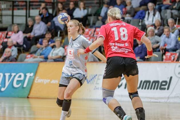 1. Frauen Handball Bundesliga, TSV Bayer 04 Leverkusen - Neckarsulmer SU, Leverkusen, 11.9.2019 Lynn Knippenborg (Neckarsulmer SU) & Hildigunnur Einarsdottir (TSV Bayer 04 Leverkusen), TSV Bayer 04 Leverkusen - Neckarsulmer SU am 11.9.2019 in der Ostermann Arena, Leverkusen Copyright: xBEAUTIFULxSPORTS MarcxJungex
