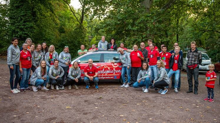 Die gesammte Mannschaft und Leitung trifft sich mit dem Fanclub Saalemiezen am Peißnitzexpress zum Grillen Saisoneröffnung mit dem Fanclub Saalemiezen an der Parkeisenbahn Peißnitzexpress SV Union Halle-Neustadt (Wildcats) Handball 2.Bundesliga - Saison 2019 2020 Copyright: xVIADATAx xHolgerxJohnx Halle Saale Sachsen-Anhalt Deutschland