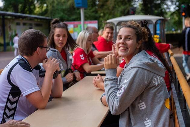 Isabel Gois (Torfrau, SV Union Halle) und links Pia Dietz (SV Union Halle) Saisoneröffnung mit dem Fanclub Saalemiezen an der Parkeisenbahn Peißnitzexpress SV Union Halle-Neustadt (Wildcats) Handball 2.Bundesliga - Saison 2019 2020 Copyright: xVIADATAx xHolgerxJohnx Halle Saale Sachsen-Anhalt Deutschland