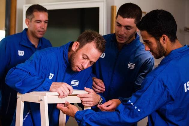 Tennis, DavisCup, Schweden - Israel, Ikea-Duell zur Auslosung 2019 Davis Cup Sweden v Israel 190912 Dudi Sela (ISR), Yshai Oliel (ISR) and Daniel Cukierman (ISR) assembles a chair from IKEA ahead of the draw ceremony on September 12, 2019 in Stockholm. Copyright: ANDREASxLxERIKSSON BB190912AE018
