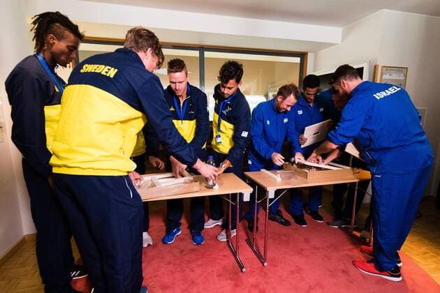 Tennis, DavisCup, Schweden - Israel, Ikea-Duell zur Auslosung 2019 Davis Cup Sweden v Israel 190912 The Swedish and Israeli teams assembles a chair from IKEA a ahead of the draw ceremony on September 12, 2019 in Stockholm. Copyright: ANDREASxLxERIKSSON BB190912AE024