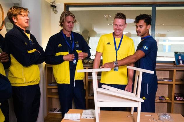 Tennis, DavisCup, Schweden - Israel, Ikea-Duell zur Auslosung 2019 Davis Cup Sweden v Israel 190912 Andre Goransson (SWE), Gustav Hansson (SWE), Markus Eriksson (SWE) and Jonathan Mridha (SWE) assembles a chair from IKEA ahead of the draw ceremony on September 12, 2019 in Stockholm. Copyright: ANDREASxLxERIKSSON BB190912AE027