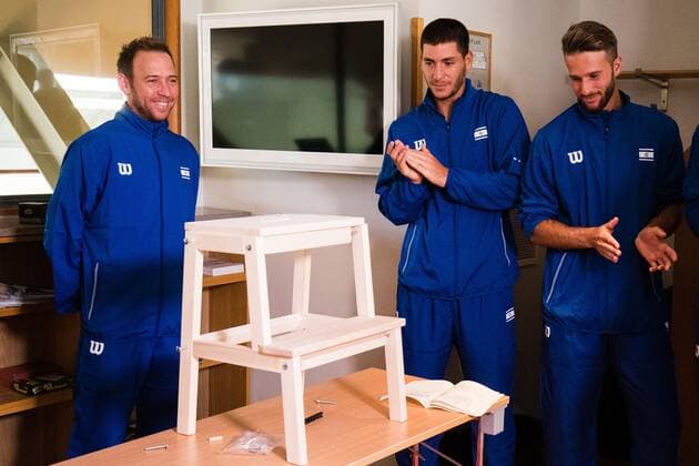 Tennis, DavisCup, Schweden - Israel, Ikea-Duell zur Auslosung 2019 Davis Cup Sweden v Israel 190912 Dudi Sela (ISR), Yshai Oliel (ISR) and Edan Leshem (ISR) assembles a chair from IKEA ahead of the draw ceremony on September 12, 2019 in Stockholm. Copyright: ANDREASxLxERIKSSON BB190912AE028