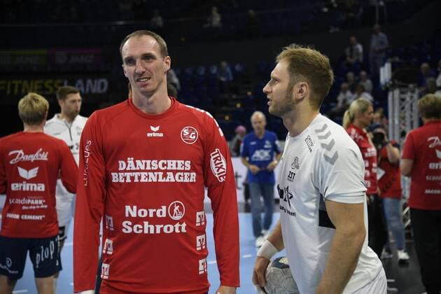 Holger Glandorf (SG Flensburg-Handewitt) mit Steffen Weinhold (THW Kiel), Handball-Bundesliga, Liqui-Moly-HBL, Männer, 5. Spieltag, THW Kiel vs SG Flensburg-Handewitt, 12.09.19 Kiel Sparkassen Arena Schleswig-Holstein Germany