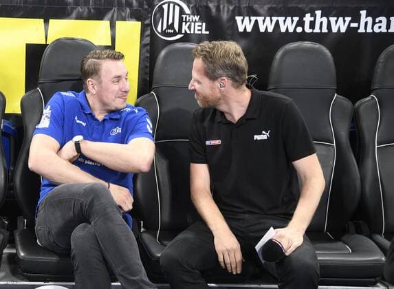 THW-Trainer Filip Jicha (links) mit Sky-Reporter Markus Götz, Handball-Bundesliga, Liqui-Moly-HBL, Männer, 5. Spieltag, THW Kiel vs SG Flensburg-Handewitt, 12.09.19 Kiel Sparkassen Arena Schleswig-Holstein Germany