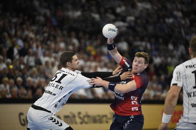 Göran Johannesson (SG Flensburg-Handewitt) gegen Hendrik Pekeler (THW Kiel), Handball-Bundesliga, Liqui-Moly-HBL, Männer, 5. Spieltag, THW Kiel vs SG Flensburg-Handewitt, 12.09.19 Kiel Sparkassen Arena Schleswig-Holstein Germany