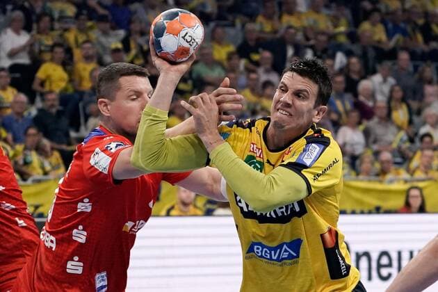 v.li.: Romas Kirveliavicius (HBW, 5), Andre Schmid (Andy Schmid, RNL, 2), Zweikampf, Spielszene, Duell, duel, tackle, tackling, Dynamik, Action, Aktion, 12.09.2019, Mannheim, Handball, Bundesliga, Rhein-Neckar Löwen - HBW Balingen-Weilstetten
