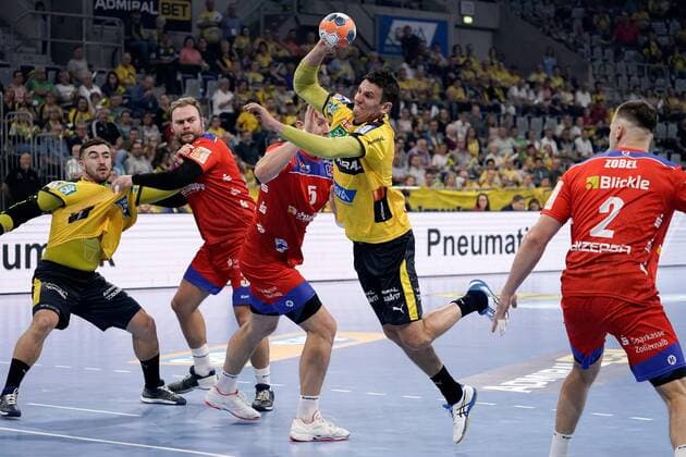 v.li.: Romas Kirveliavicius (HBW, 5), Andre Schmid (Andy Schmid, RNL, 2), Rene Zobel (HBW, 2), Zweikampf, Spielszene, Duell, duel, tackle, tackling, Dynamik, Action, Aktion, 12.09.2019, Mannheim, Handball, Bundesliga, Rhein-Neckar Löwen - HBW Balingen-Weilstetten