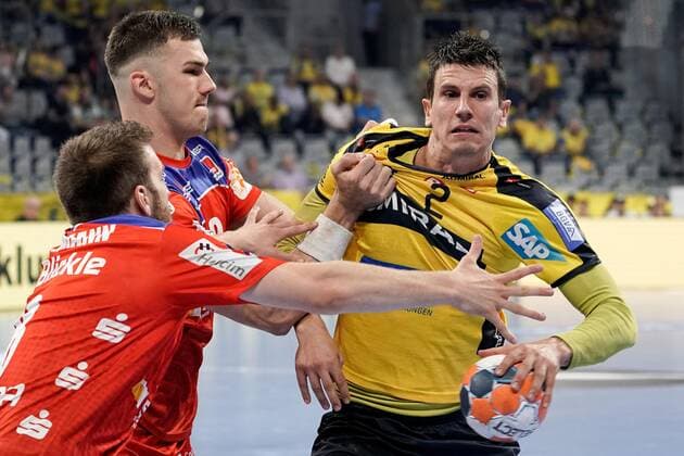 v.li.: Gregor Thomann (HBW, 8), Rene Zobel (HBW, 2), Andre Schmid (Andy Schmid, RNL, 2), Zweikampf, Spielszene, Duell, duel, tackle, tackling, Dynamik, Action, Aktion, 12.09.2019, Mannheim, Handball, Bundesliga, Rhein-Neckar Löwen - HBW Balingen-Weilstetten