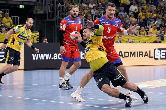 v.li.: Jannik Kohlbacher (RNL, 80), Romas Kirveliavicius (HBW, 5), Zweikampf, Spielszene, Duell, duel, tackle, tackling, Dynamik, Action, Aktion, 12.09.2019, Mannheim, Handball, Bundesliga, Rhein-Neckar Löwen - HBW Balingen-Weilstetten