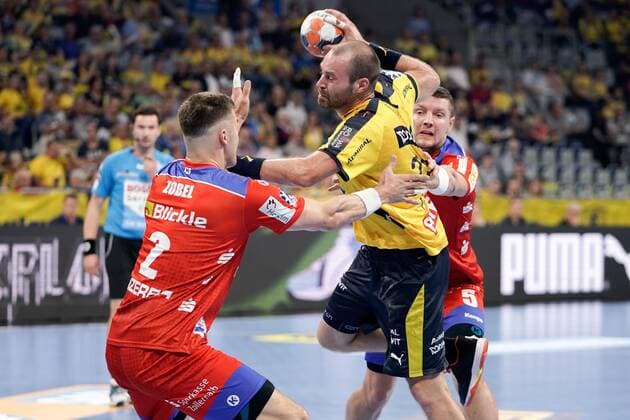 v.li.: Rene Zobel (HBW, 2), Patrick Groetzki (RNL, 24), Romas Kirveliavicius (HBW, 5), Zweikampf, Spielszene, Duell, duel, tackle, tackling, Dynamik, Action, Aktion, 12.09.2019, Mannheim, Handball, Bundesliga, Rhein-Neckar Löwen - HBW Balingen-Weilstetten
