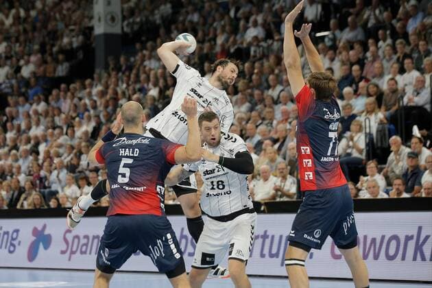 1.Handball Bundesliga THW Kiel - Flensburg Handewitt, Kiel, 12.9.2019 Domagoj Duvnjak ( Kiel, 4 ) im Sprungwurf gegen Simon Hald Jensen ( Flensburg , 5 ) und Magnus Röd ( Flensburg , 77 ). Mit Niclas Ekberg ( Kiel, 18 ). Copyright: xBEAUTIFULxSPORTS DRPx