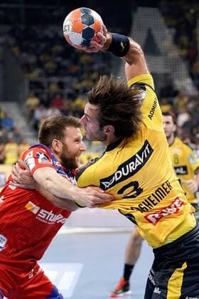 v.li.: Gregor Thomann (HBW, 8), Uwe Gensheimer (RNL, 3), Zweikampf, Spielszene, Duell, duel, tackle, tackling, Dynamik, Action, Aktion, 12.09.2019, Mannheim, Handball, Bundesliga, Rhein-Neckar Löwen - HBW Balingen-Weilstetten