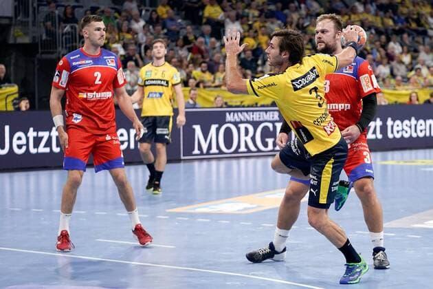 v.li.: Rene Zobel (HBW, 2), Uwe Gensheimer (RNL, 3), Marcel Niemeyer (HBW, 3), beim Sprungwurf, Wurf, Torwurf, Action, Aktion, Spielszene, 12.09.2019, Mannheim, Handball, Bundesliga, Rhein-Neckar Löwen - HBW Balingen-Weilstetten