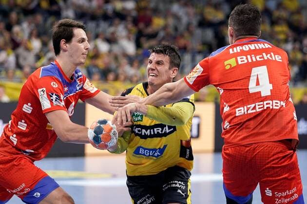 v.li.: Filip Taleski (HBW, 6), Andre Schmid (Andy Schmid, RNL, 2), Vladan Lipovina (HBW, 4), Zweikampf, Spielszene, Duell, duel, tackle, tackling, Dynamik, Action, Aktion, 12.09.2019, Mannheim, Handball, Bundesliga, Rhein-Neckar Löwen - HBW Balingen-Weilstetten