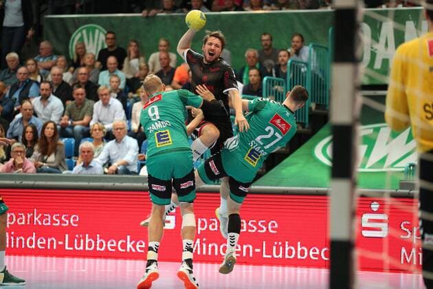 Dominik Mappes (Die Eulen Ludwigshafen 25) gegen Christoffer Rambo (TSV GWD Minden 9)(links) und Max Staar (TSV GWD Minden 27)(rechts) GER, Handball, 1. Bundesliga, TSV GWD Minden gegen Die Eulen Ludwigshafen, 12.09.2019 Minden Copyright: xEIBNER JanxStrohdiekx EP_JSK