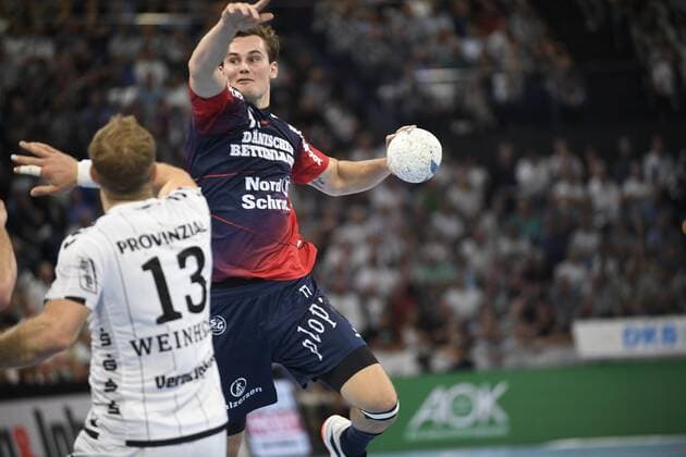 Magnus Röd (SG Flensburg-Handewitt) vor Steffen Weinhold (THW Kiel), Handball-Bundesliga, Liqui-Moly-HBL, Männer, 5. Spieltag, THW Kiel vs SG Flensburg-Handewitt, 12.09.19 Kiel Sparkassen Arena Schleswig-Holstein Germany