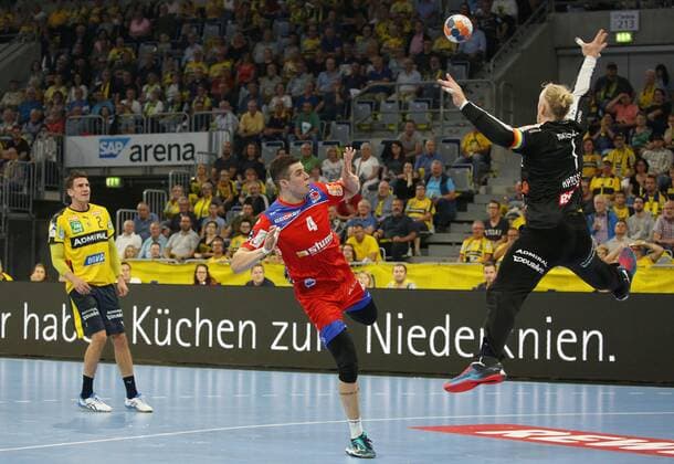 Handball, 1. Bundesliga: Rhein-Neckar-Löwen - HBW Balingen-Weilstetten, 5. Spieltag am 12.09.2019, Saison 2019 20, ZmdZ, Vladan Lipovina (4, Balingen-Weilstetten) erzielt das 6-6 gegen Mikael Appelgren (1, Torwart, Rhein Neckar Löwen), Rhein-Neckar-Löwen - HBW Balingen-Weilstetten