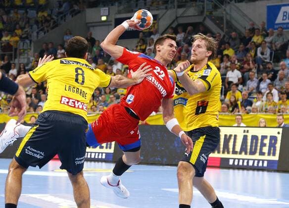 Handball, 1. Bundesliga: Rhein-Neckar-Löwen - HBW Balingen-Weilstetten, 5. Spieltag am 12.09.2019, Saison 2019 20, ZmdZ, Jona Schoch (22, Balingen-Weilstetten), Jesper Nielsen (36, Rhein Neckar Löwen) rechts, Rhein-Neckar-Löwen - HBW Balingen-Weilstetten