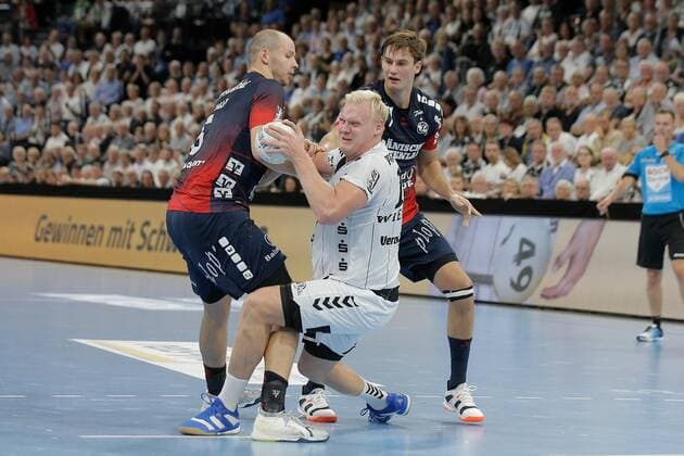1.Handball Bundesliga THW Kiel - Flensburg Handewitt, Kiel, 12.9.2019 Patrick Wiencek ( Kiel, 17 ) im Zweikampf gegen Simon Hald Jensen ( Flensburg , 5 ) und Magnus Röd ( Flensburg , 77 ). Copyright: xBEAUTIFULxSPORTS DRPx