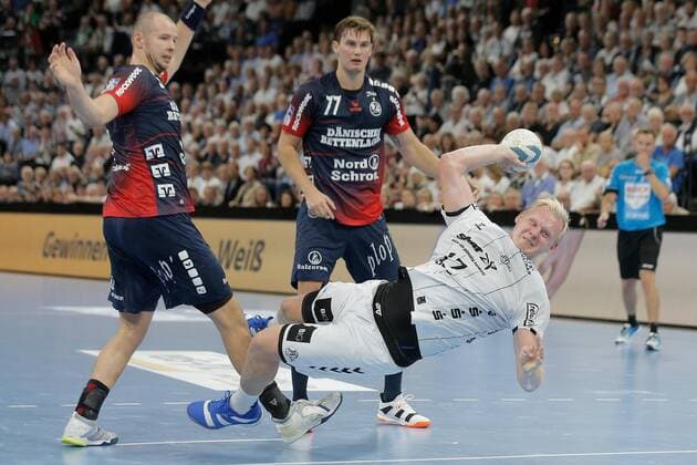 Sport Bilder des Tages 1.Handball Bundesliga THW Kiel - Flensburg Handewitt, Kiel, 12.9.2019 Patrick Wiencek ( Kiel, 17 ) im Zweikampf gegen Simon Hald Jensen ( Flensburg , 5 ) und Magnus Röd ( Flensburg , 77 ). Copyright: xBEAUTIFULxSPORTS DRPx