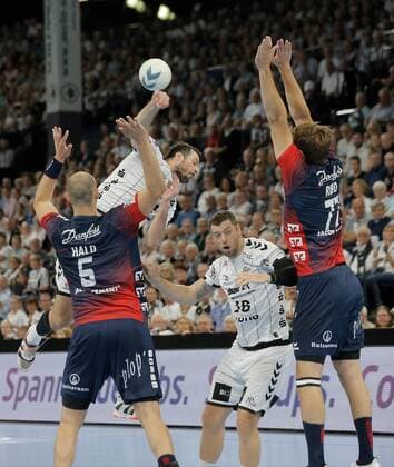 1.Handball Bundesliga THW Kiel - Flensburg Handewitt, Kiel, 12.9.2019 Domagoj Duvnjak ( Kiel, 4 ) im Sprungwurf gegen Simon Hald Jensen ( Flensburg , 5 ) und Magnus Röd ( Flensburg , 77 ) Copyright: xBEAUTIFULxSPORTS DRPx
