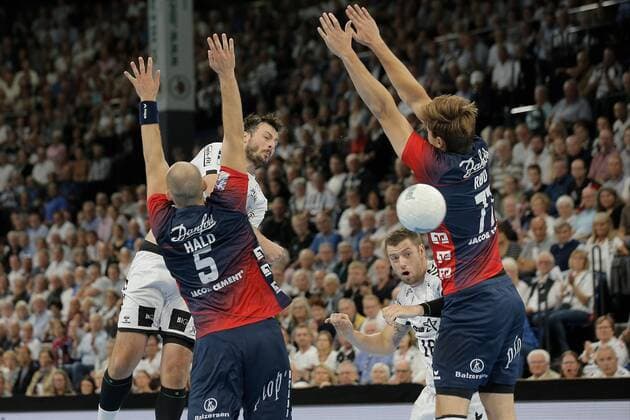 1.Handball Bundesliga THW Kiel - Flensburg Handewitt, Kiel, 12.9.2019 Domagoj Duvnjak ( Kiel, 4 ) im Sprungwurf gegen Simon Hald Jensen ( Flensburg , 5 ) und Magnus Röd ( Flensburg , 77 ) Copyright: xBEAUTIFULxSPORTS DRPx