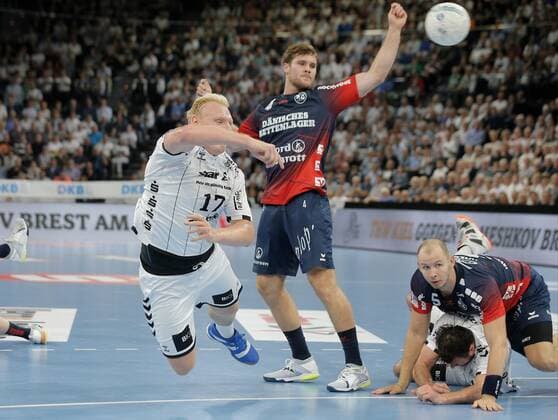 1.Handball Bundesliga THW Kiel - Flensburg Handewitt, Kiel, 12.9.2019 Patrick Wiencek ( Kiel, 17 ) setzt sich im Kreis gegen Johannes Golla ( Flensburg , 4 ) durch. Copyright: xBEAUTIFULxSPORTS DRPx