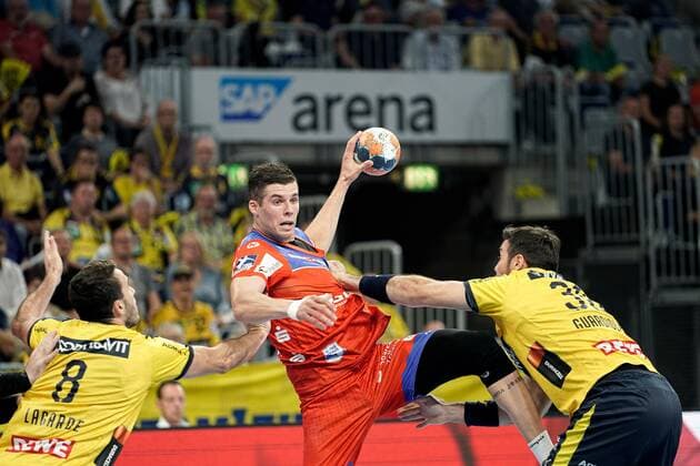 v.li.: Romain Lagarde (RNL, 8), Vladan Lipovina (HBW, 4), Gedeon Guardiola (RNL, 30), Zweikampf, Spielszene, Duell, duel, tackle, tackling, Dynamik, Action, Aktion, 12.09.2019, Mannheim, Handball, Bundesliga, Rhein-Neckar Löwen - HBW Balingen-Weilstetten