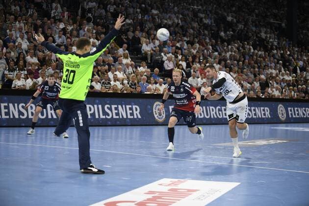 Niclas Ekberg (THW Kiel) per Siebenmeter gegen Torbjörn Bergerud (SG Flensburg-Handewitt), Handball-Bundesliga, Liqui-Moly-HBL, Männer, 5. Spieltag, THW Kiel vs SG Flensburg-Handewitt, 12.09.19 Kiel Sparkassen Arena Schleswig-Holstein Germany