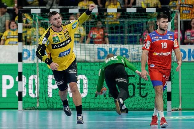 v.li.: Torschütze Jannik Kohlbacher (RNL, 80), Mike Jensen (Torwart, HBW, 20), Juan de la Pena Morales (HBW, 19), jubelt über ein Tor, Jubel, Torjubel, Torerfolg, celebrate the goal, goal, celebration, Jubel ueber das Tor, optimistisch, Spielszene, Highlight, Einzelbild, Action, Aktion, 12.09.2019, Mannheim, Handball, Bundesliga, Rhein-Neckar Löwen - HBW Balingen-Weilstetten