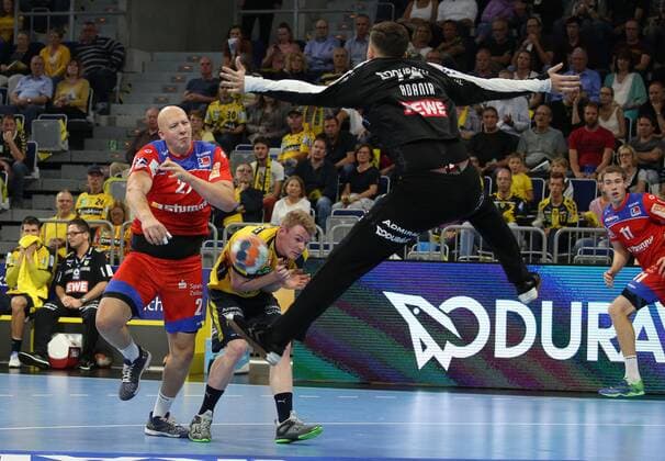 Handball, 1. Bundesliga: Rhein-Neckar-Löwen - HBW Balingen-Weilstetten, 5. Spieltag am 12.09.2019, Saison 2019 20, ZmdZ, Lars Röller (27, Balingen-Weilstetten) erzielt das 25-37 für Balingen gegen Can Adanir (16, Torwart, Rhein Neckar Löwen), Rhein-Neckar-Löwen - HBW Balingen-Weilstetten
