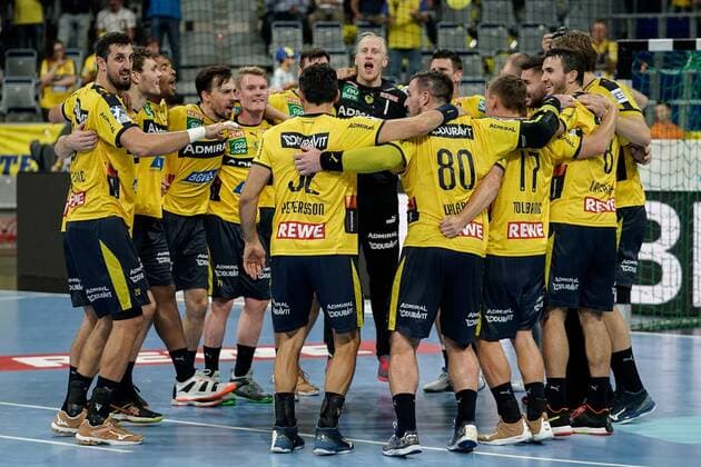 Spieler der Rhein-Neckar-Löwen, Jubel nach dem Schlusspfiff, Sieg, Sieger, Gewinner, jubelt, jubeln, Freude, optimistisch, Highlight, Action, Aktion, im Kreis, Teamkreis, Mannschaftskreis, 12.09.2019, Mannheim, Handball, Bundesliga, Rhein-Neckar Löwen - HBW Balingen-Weilstetten