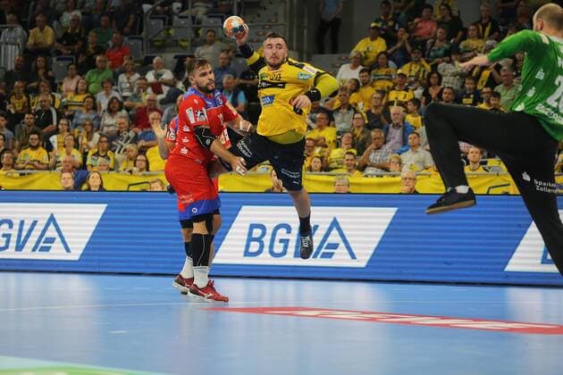 Jannik Kohlbacher (Loewen, 80) beim Wurf gegen Benjamin Meschke (HBW Balingen, 13) beim Spiel Rhein Neckar Loewen vs. HBW Balingen-Weilstetten in der 1. Handball Bundesliga am 11.09.2019, Rhein Neckar Loewen vs. HBW Balingen, Handball, 1. Handball Bundesliga, 12.09.2019, Mannheim Copyright: xEIBNER MichaelxBermelx EP_eer